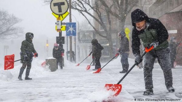 Tormenta de nieve azota noreste de EE.UU. y obliga a cancelar miles de vuelos