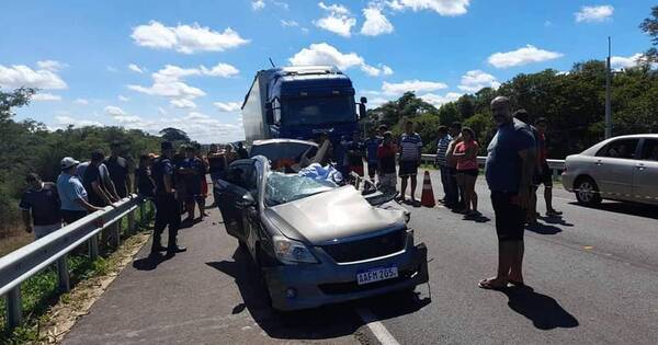 La Nación / Conductor fallece tras chocar contra camión de gran porte en Tebicuary