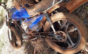 Indígena sufrió graves lesiones tras caer de su motocicleta