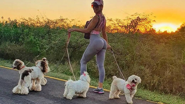 Crónica / Jennifer desvió miradas paseando a sus mascotas, una de ellas con una historia muy fuerte