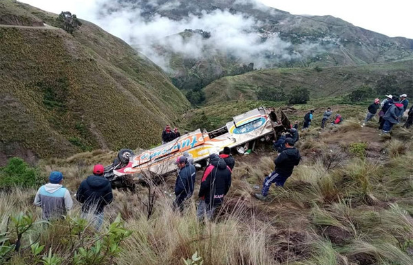Un transporte de pasajeros cayó 400 metros por un barranco y dejó 11 fallecidos - Megacadena — Últimas Noticias de Paraguay