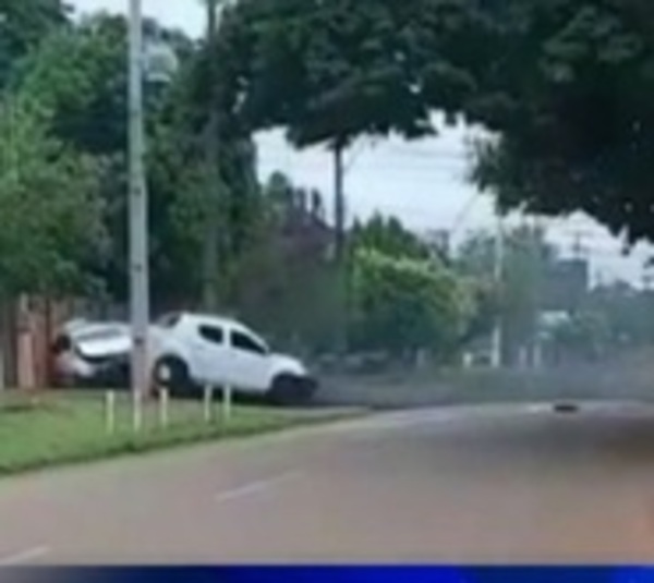 Joven destrozó un taxi porque estaba "molesto" - Paraguay.com