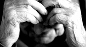Crónica / Hijo alhaja garroteó a su anciana mamá ha okañy