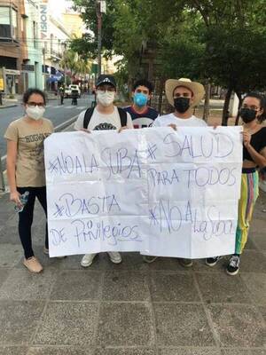 Crónica / Cinco "gatos locos" en manifestación contra suba del combustible