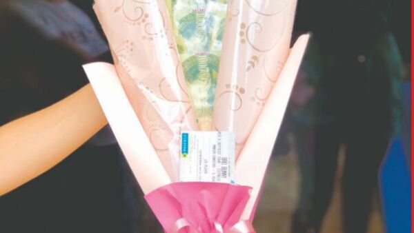 Furor por ramo de billetes con entrada para ver a Bad Bunny