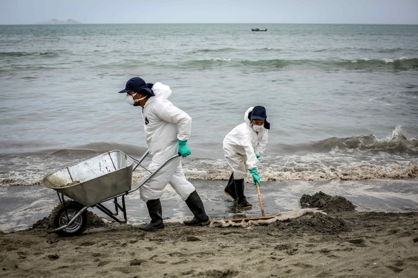 Suben a 24 las playas contaminadas por el derrame de petróleo en Perú - MarketData