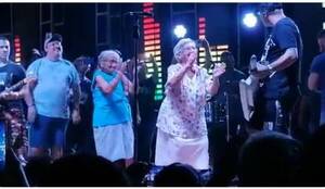 Crónica / (VIDEO). ¡Las veteranitas que bailaron con Pablito Lescano en el escenario de Itá y enternecieron a todos!