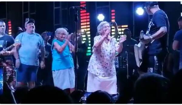 Crónica / (VIDEO). ¡Las veteranitas que bailaron con Pablito Lescano en el escenario de Itá y enternecieron a todos!