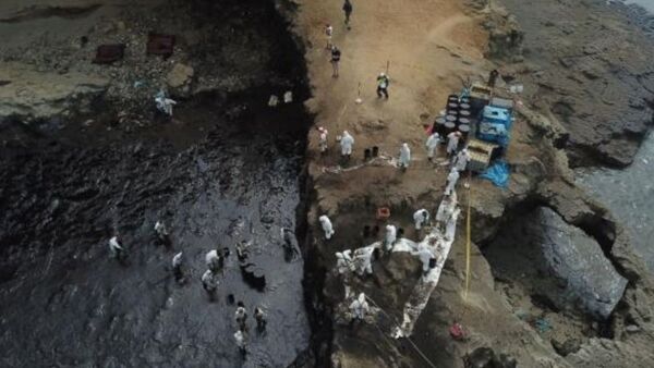 Suben a 24 las playas contaminadas por el derrame de petróleo en Perú - El Independiente