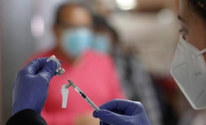 Diario HOY | Dosis de refuerzo sube la inmunidad: 2 de cada 3 sanitarios no se contagia