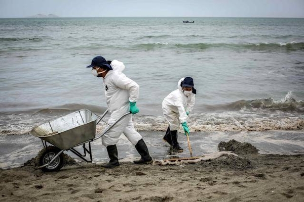 Diario HOY | Suben a 24 las playas contaminadas por el derrame de petróleo en Perú