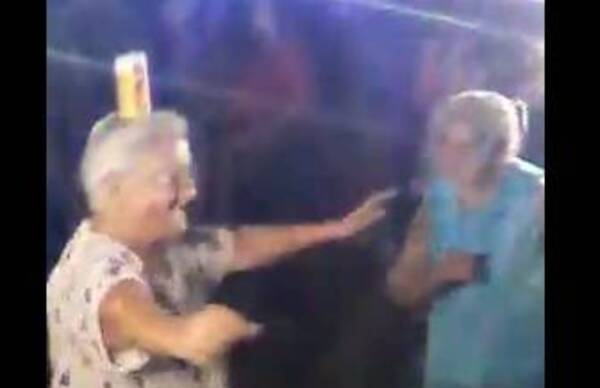 Crónica / (VIDEO). Polca, cumbia, electrónica, lo que venga... ¡Las abuelitas de Itá se robaron la noche!