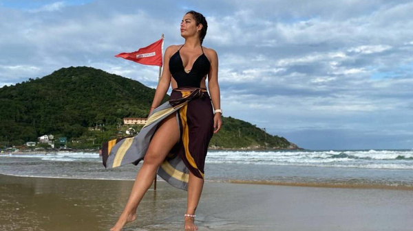 Crónica / El primer destape de Larissa en Bombinhas