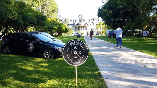 Exhibición de autos clásicos en el Castillo de Areguá •