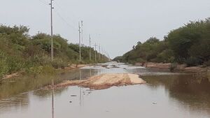 Repunte del Pilcomayo inunda camino de acceso a Pozo Hondo  - Noticias del Chaco - ABC Color