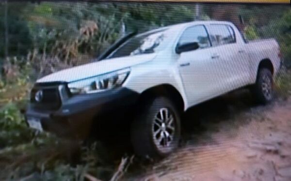 Encuentran una camioneta abandonada en zona boscosa en San Bernardino