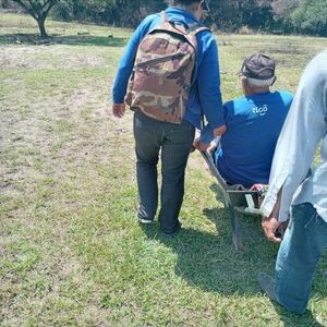 En carretilla llevaron a un abuelito enfermo de COVID