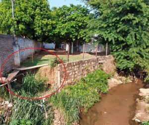 Un año, tres intendentes y los ocupantes de la casa a punto de quedar atrapados » San Lorenzo PY