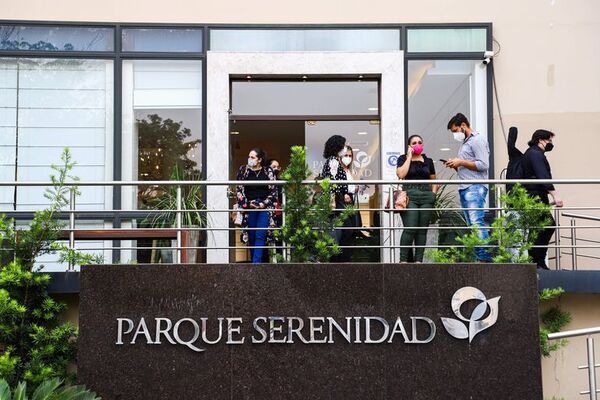 Constante afluencia de familiares, allegados y amigos al velorio de “Vita Aranda” - Nacionales - ABC Color