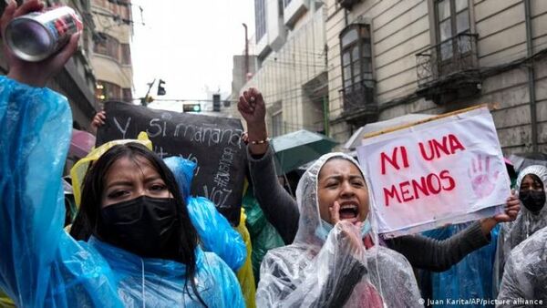 Bolivianas marchan contra violencia y corrupción de la justicia