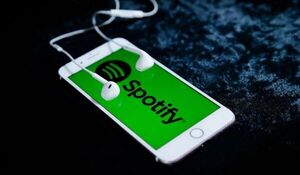 Spotify advertirá sobre los contenidos mientras que Rogan asegura que no desinforma
