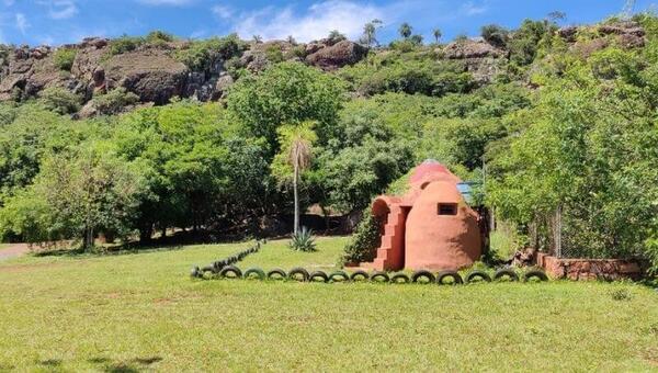 Ecodomo: una opción de hospedaje alternativo al pie del cerro Yaguarón (se parece a un iglú de adobe)