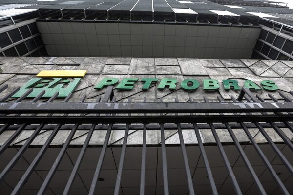 La brasileña Petrobras vende el 100 % de su participación en 22 concesiones - MarketData