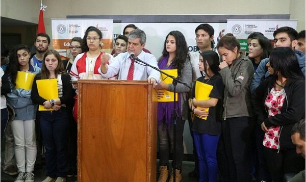 Crónica / Cartes recibirá hoy a los estudiantes