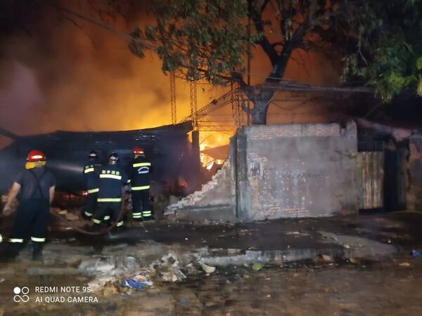Antigua carpintería de Asunción fue consumida por las llamas - Nacionales - ABC Color