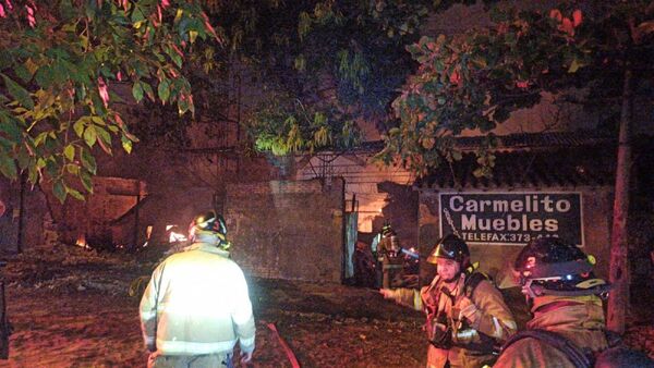 Voraz incendio consume carpintería en Barrio Obrero 