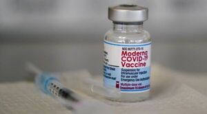 Regulador de EEUU aprueba totalmente la vacuna contra el covid-19 de Moderna