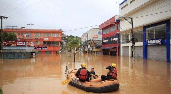 Con poca esperanza, rescatistas buscan sobrevivientes de alud en Brasil