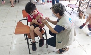 Más de 1.200 niños se vacunaron contra el covid este lunes