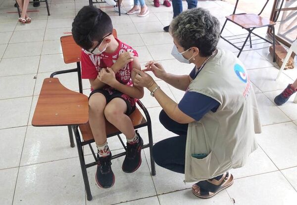 Poco más 1.200 niños recibieron la dosis antiCOVID en Alto Paraná  - ABC en el Este - ABC Color