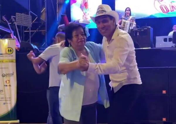 Crónica / [VIDEO] Ña Tora muestra que todavía puede bailar bien