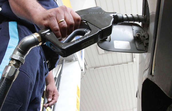 Gobierno negocia con sector privado para acordar y lograr la reducción del precio del combustible - .::Agencia IP::.