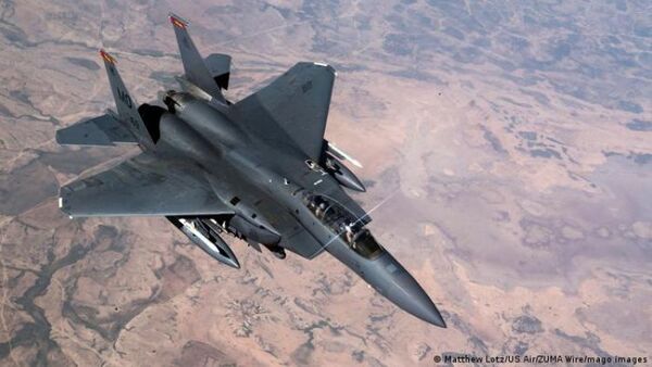Dos desaparecidos tras estrellarse un caza F-15 en el Mar de Japón
