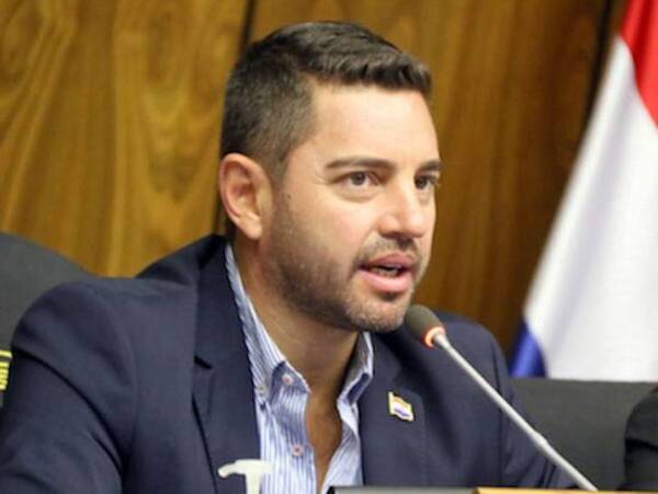 Planean meter una patada a ministro Giuzzio