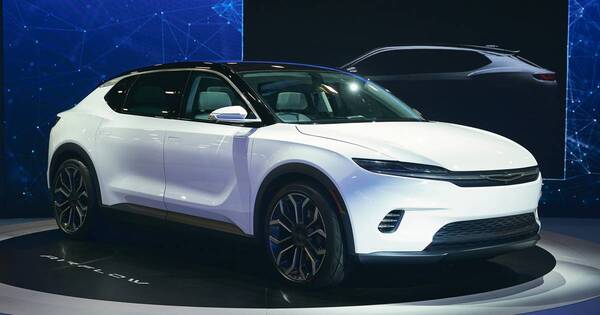 La Nación / Chrysler será fabricante de autos 100% eléctricos