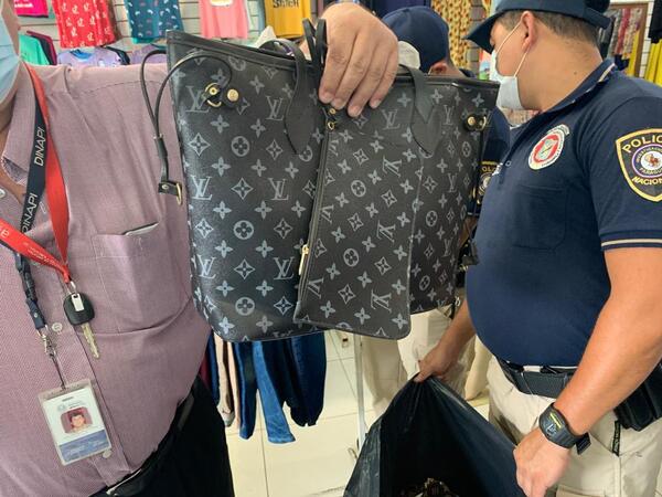 Dinapi y Ministerio Público incautan prendas y accesorios falsificados de tienda cercana a la Terminal - .::Agencia IP::.