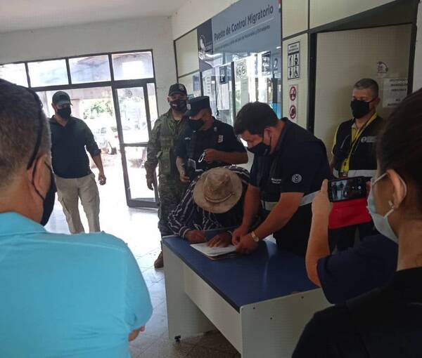 Crónica / Expulsaron a un rapai acusado de matar a su expareja y exsuegra