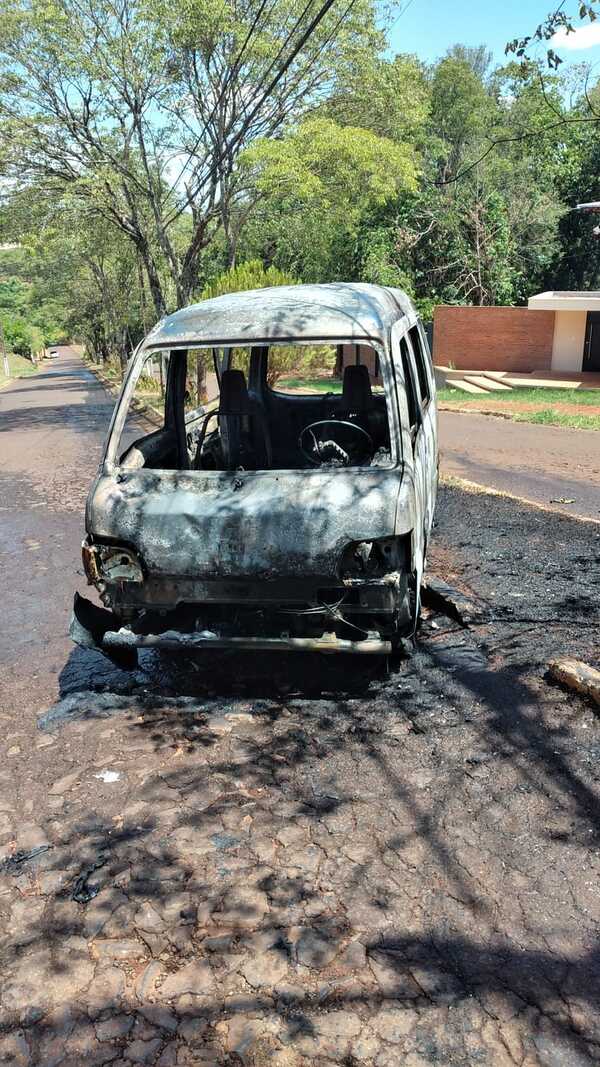 Vehículo quedó reducido a cenizas tras incendio en céntrica avenida de Obligado