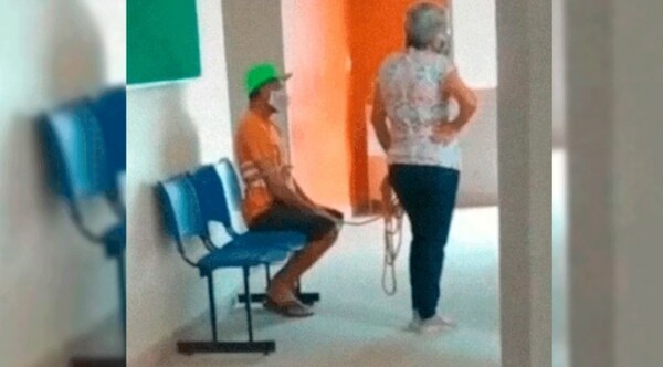 Una mujer ató a su marido y lo llevó para que se vacune contra el COVID