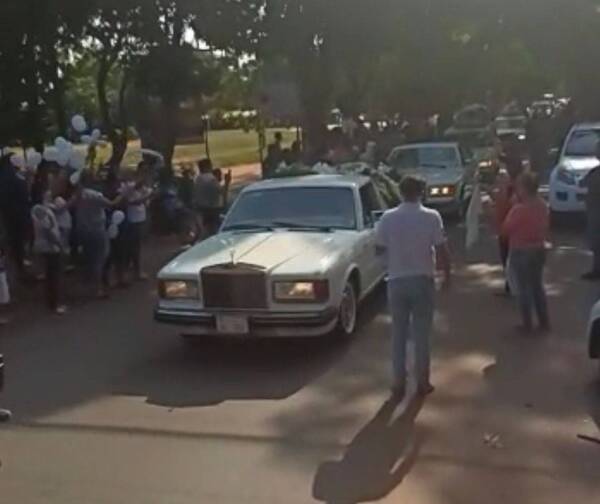 Crónica / [VIDEO] Así despidieron a "Vita" en el barrio que la vio crecer durante parte de su niñez