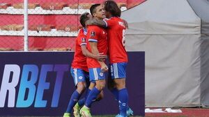 Chile gana en la altura y se mete en la pelea