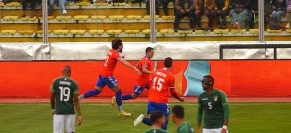 Chile gana en la altura y se mete en la pelea