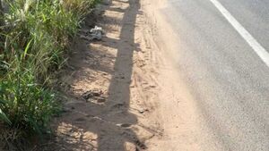 Temen que enorme cráter en la ruta "trague" a motocas