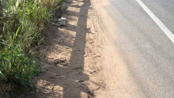 Temen que enorme cráter en la ruta "trague" a motocas