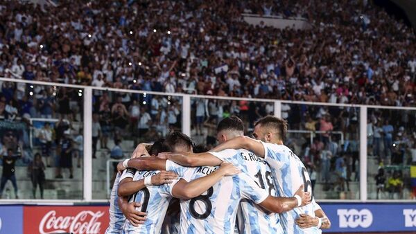 Argentina triunfa y complica más a Colombia