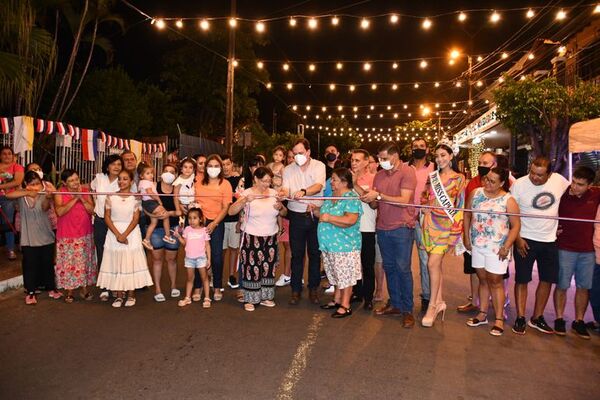 Vecinos y autoridades de la ciudad de Capiatá inauguran paseo de luces - Nacionales - ABC Color